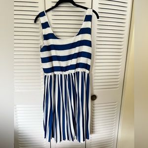 Size L blue and white striped pleated dress